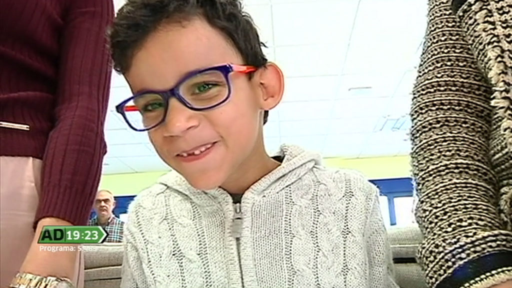El niño que llegó ciego a Granada y vuelve viendo al Sahara