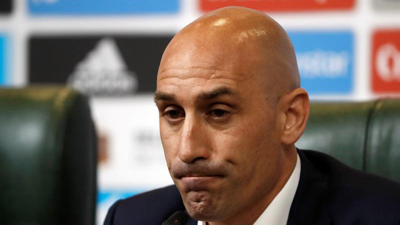 El Revolú: Le tiran un huevo a Rubiales en la presentación de su libro El Revolú: Le tiran un huevo a Rubiales en la presentación de su libro