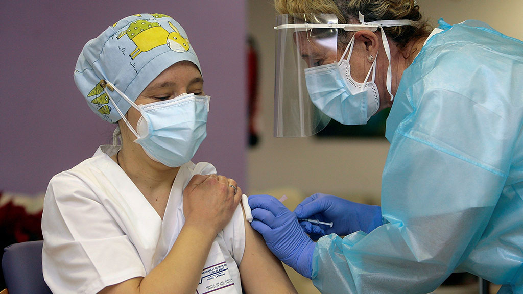 Mónica ha sido la segunda persona en vacunarse Mónica ha sido la segunda persona en vacunarse