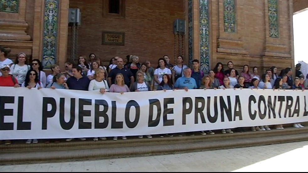 Vecinos de Pruna se concentran contra la venta de drogas adulteradas