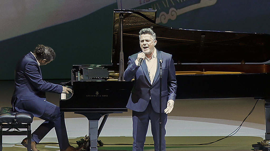 Alejandro Sanz Cantando El Himno De Andalucía www.canalsur.es