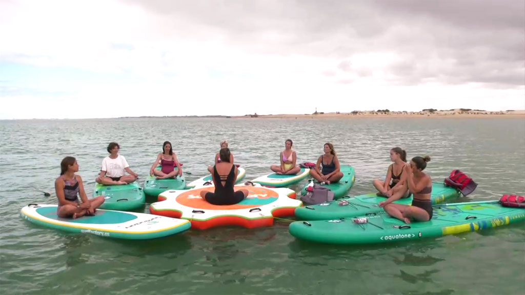 A toda costa ¿Hacer yoga sobre una tabla de paddle surf?