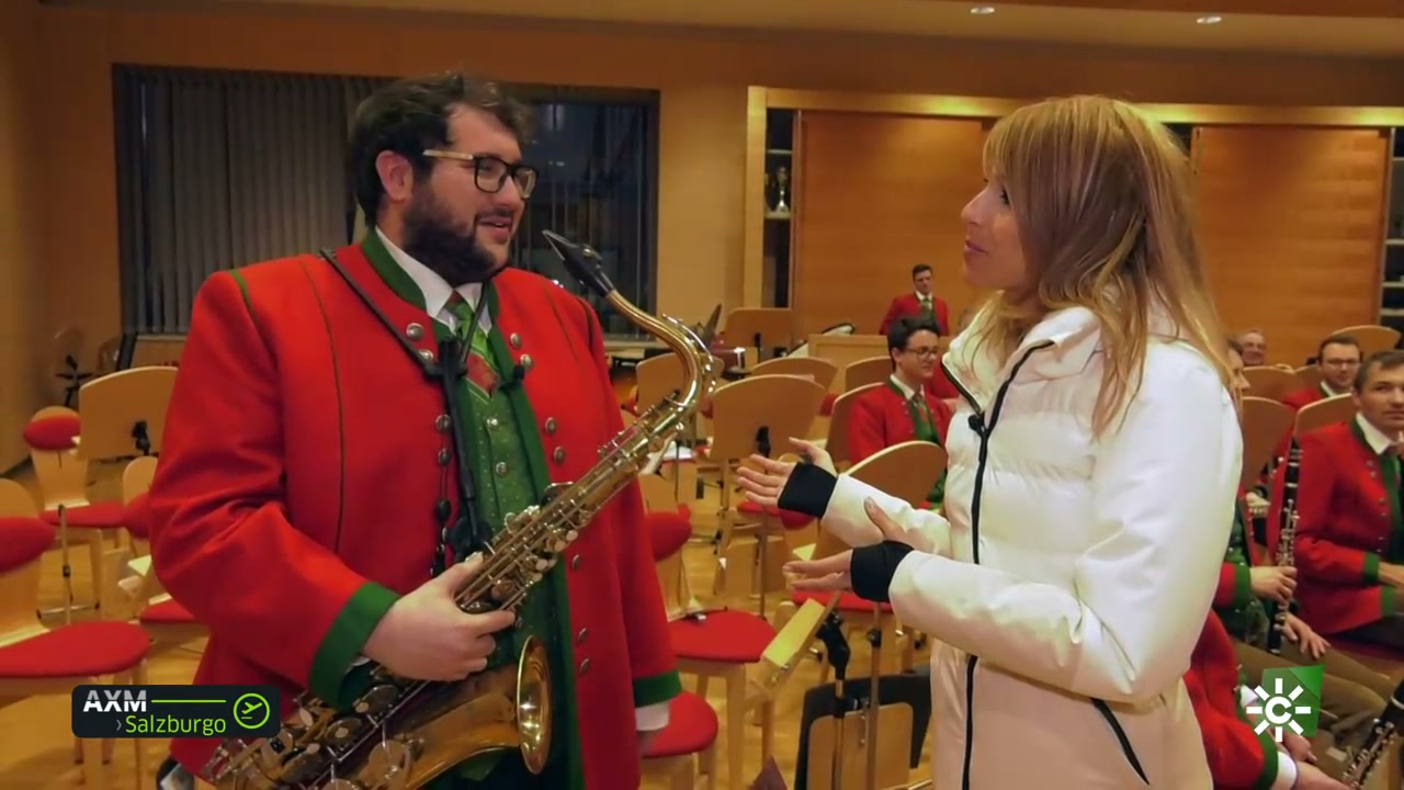 Pablo toca en una banda de música