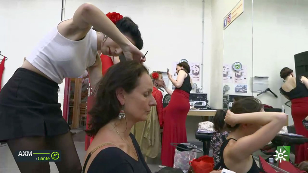 Irene Álvarez, siendo maquillada para bailar