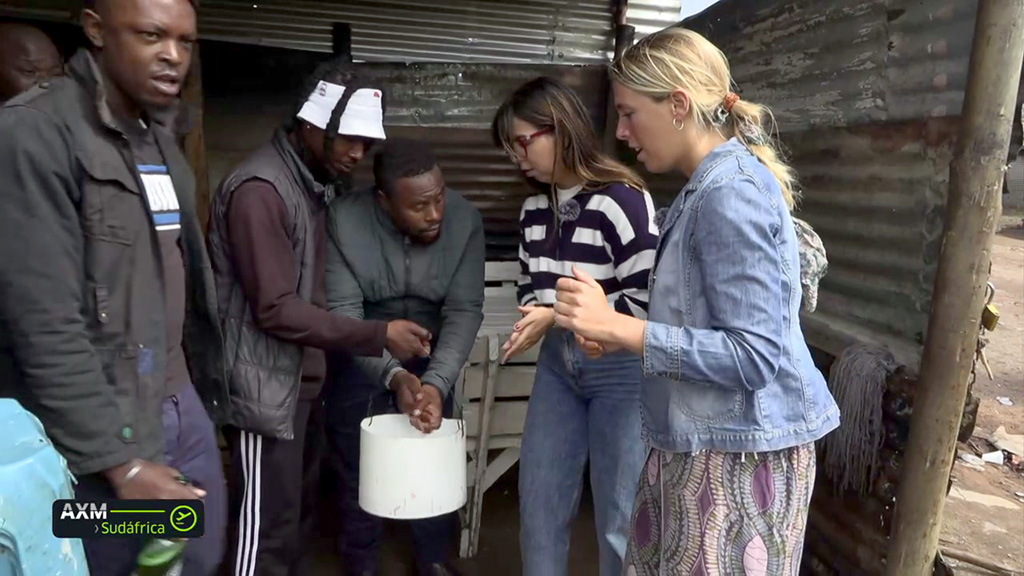 Lavándose las manos antes de comer sin cubiertos