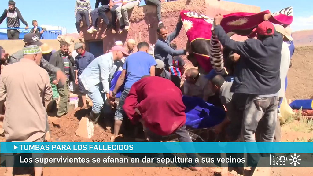 Los ciudadanos cavan tumbas ante la acumulación de cadáveres