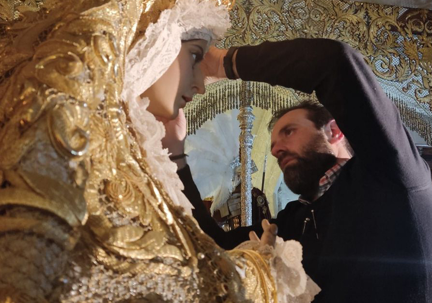 Así es José Carlos Gutierrez. Un retrato del vestidor de la Macarena