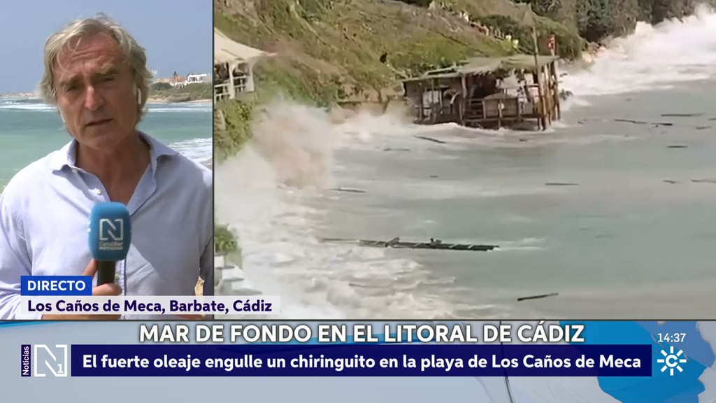 El fuerte oleaje golpea la costa de Cádiz y destroza un chiringuito en ...