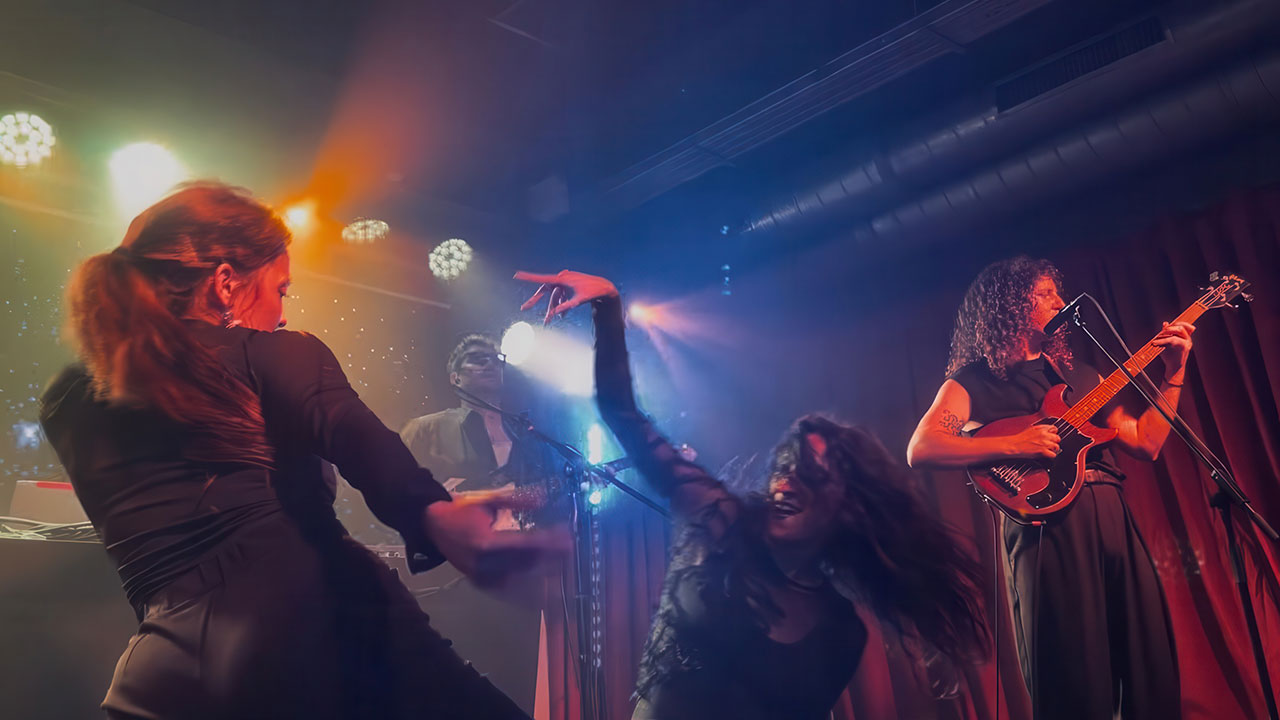 La danza de las hermanas Gog acompaña a Derby Motoreta-s Burrito Cachimba y a Cervatana